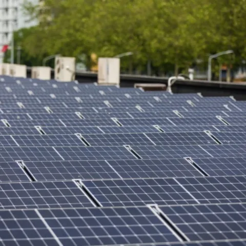 Zonnepanelen op dak winkelcentrum Sterrenburg in Dordrecht