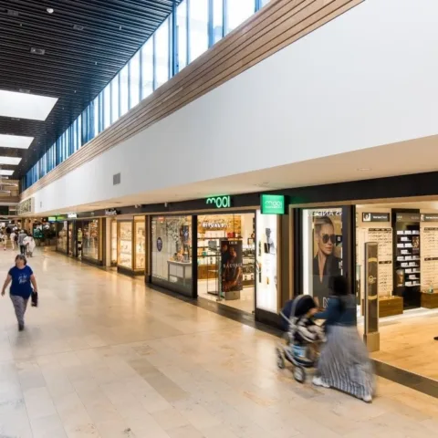 Vooraanzicht Parfumerie Mooi Sterrenburg in winkelcentrum Sterrenburg in Dordrecht